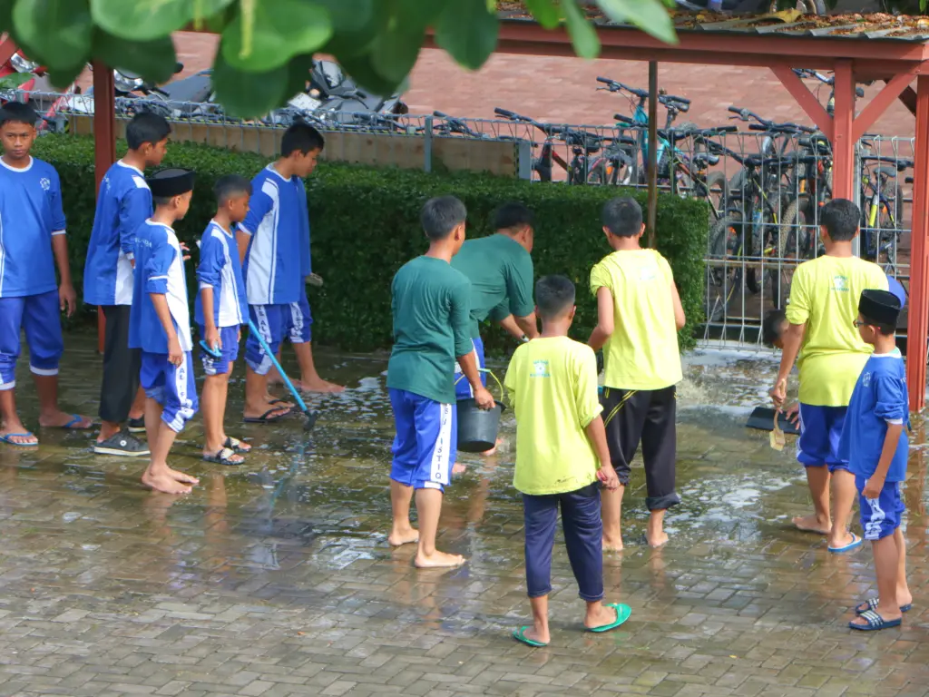 Pembiasaan Jum’at Bersih