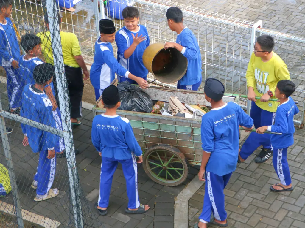 Pembiasaan Jum’at Bersih