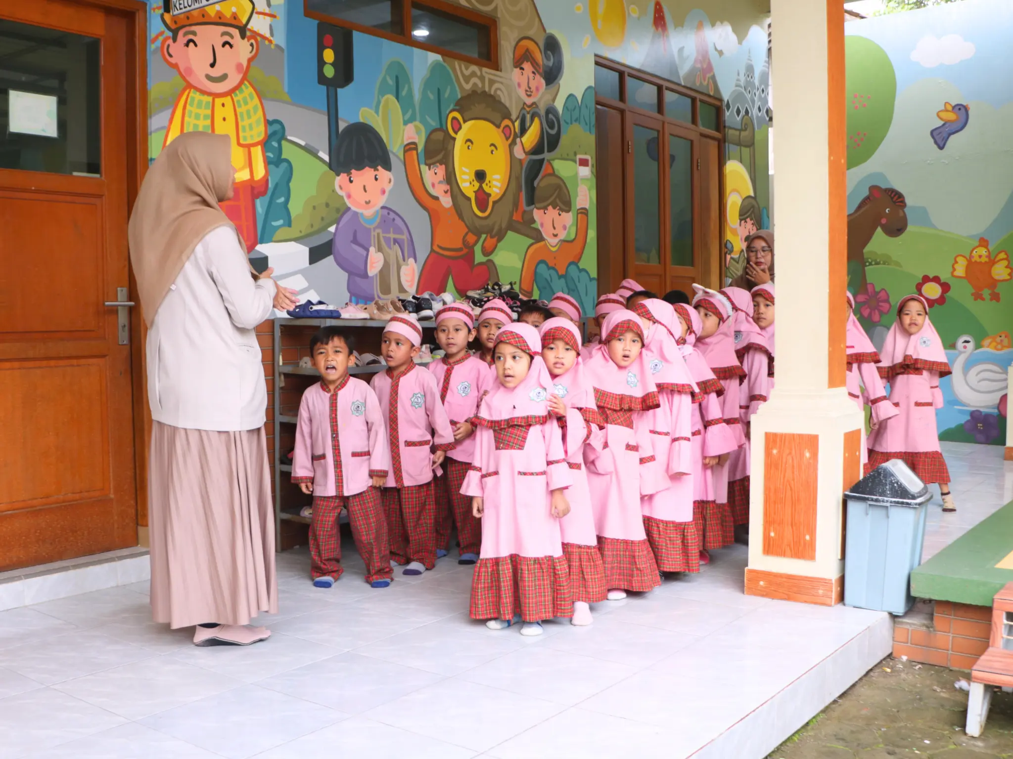 Pembiasaan Berbaris Sebelum Masuk Kelas